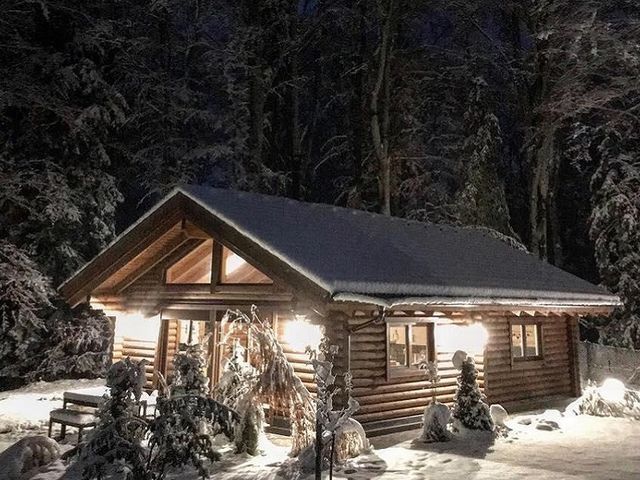 Hütte am Wald in Hof bei Salzburg im Winter